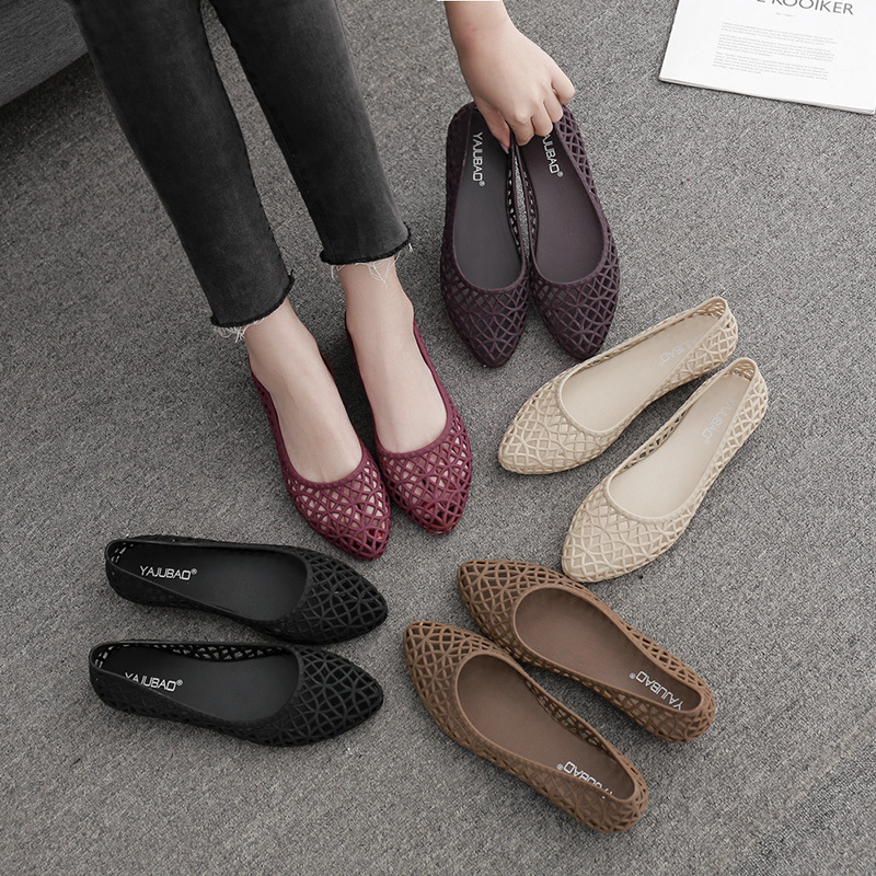 Sandale od PVC: gornji dio i đon; retro stil; oštar nos; mat završetak; slip-on