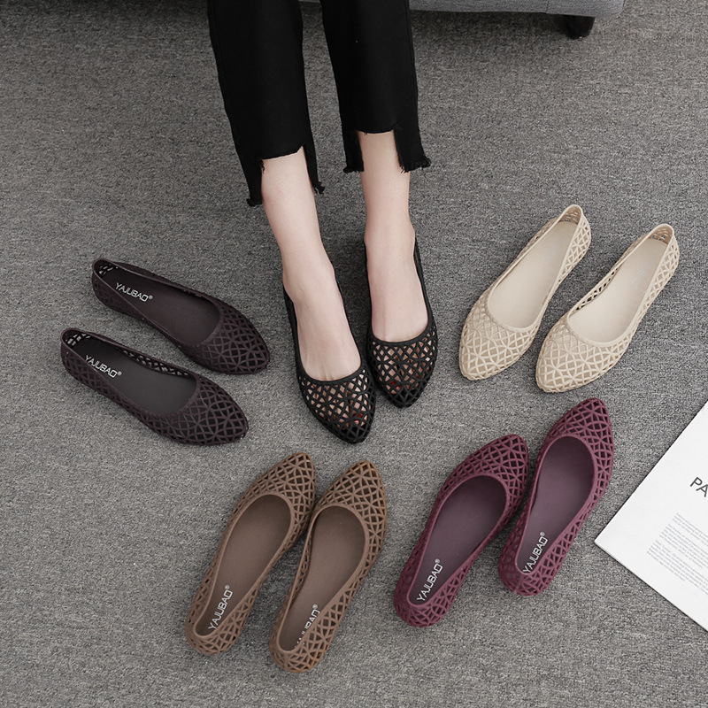 Sandale od PVC: gornji dio i đon; retro stil; oštar nos; mat završetak; slip-on