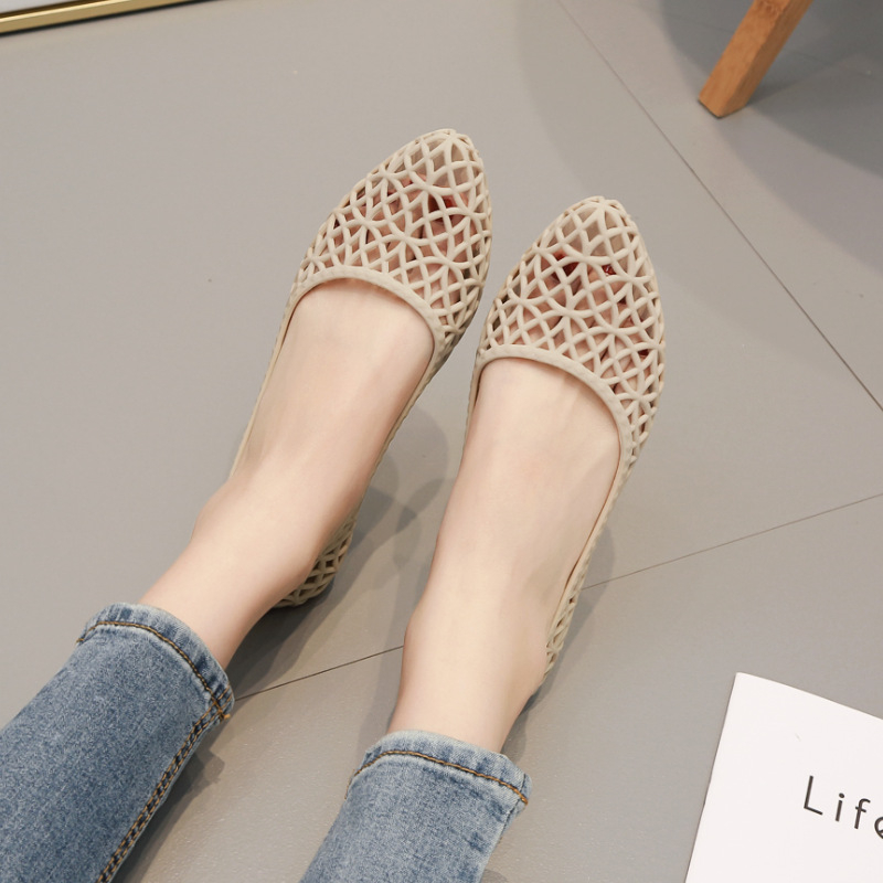 Sandale od PVC: gornji dio i đon; retro stil; oštar nos; mat završetak; slip-on