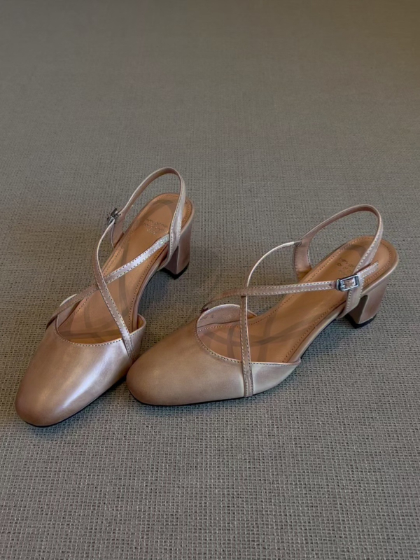 Sandale s preklopljenim križnim remenima i okruglom prstom – retro stil, gornji dio od kože, okrugli prst, klinasta peta 3–6 cm