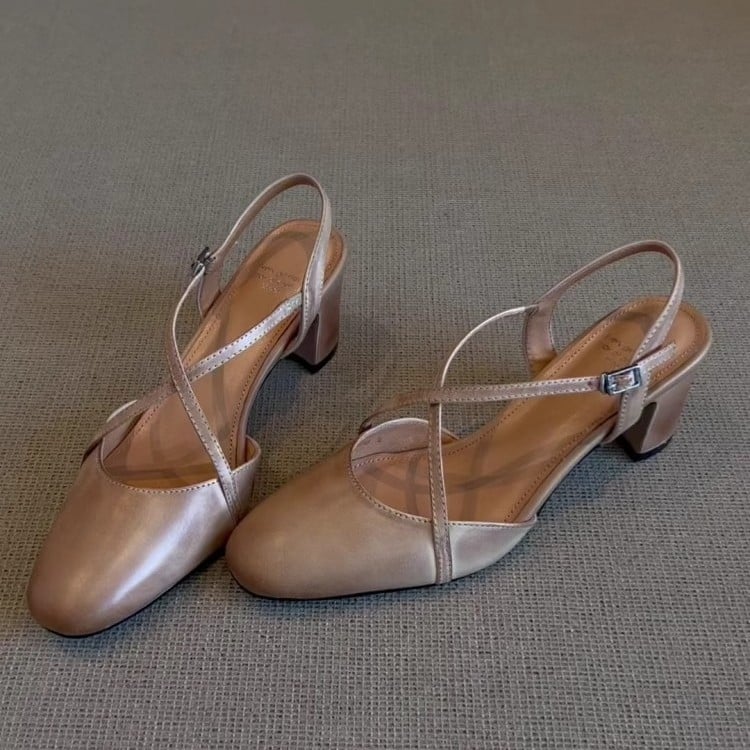 Sandale s preklopljenim križnim remenima i okruglom prstom – retro stil, gornji dio od kože, okrugli prst, klinasta peta 3–6 cm