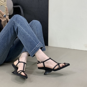 Sandále s otvorenou špičkou a tenkými remienkami, ultra-fiber vrchný materiál a podšívka, gumová podrážka, leto 2025