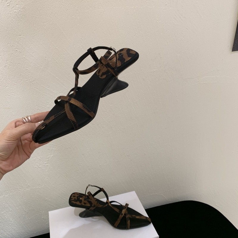 Sandále s otvorenou špičkou a tenkými remienkami, ultra-fiber vrchný materiál a podšívka, gumová podrážka, leto 2025