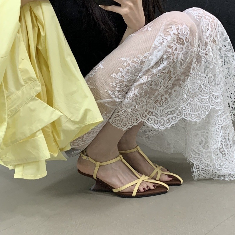 Sandále s otvorenou špičkou a tenkými remienkami, ultra-fiber vrchný materiál a podšívka, gumová podrážka, leto 2025