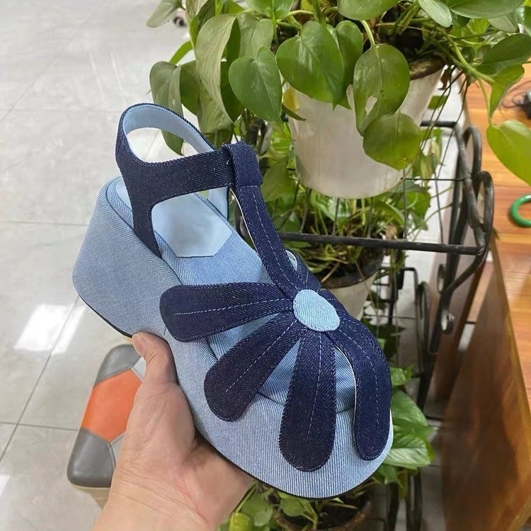 Ženske rimske sandale s denim gornjim dijelom, otvoren dizajn, platforma, kopča, ljeto 2025
