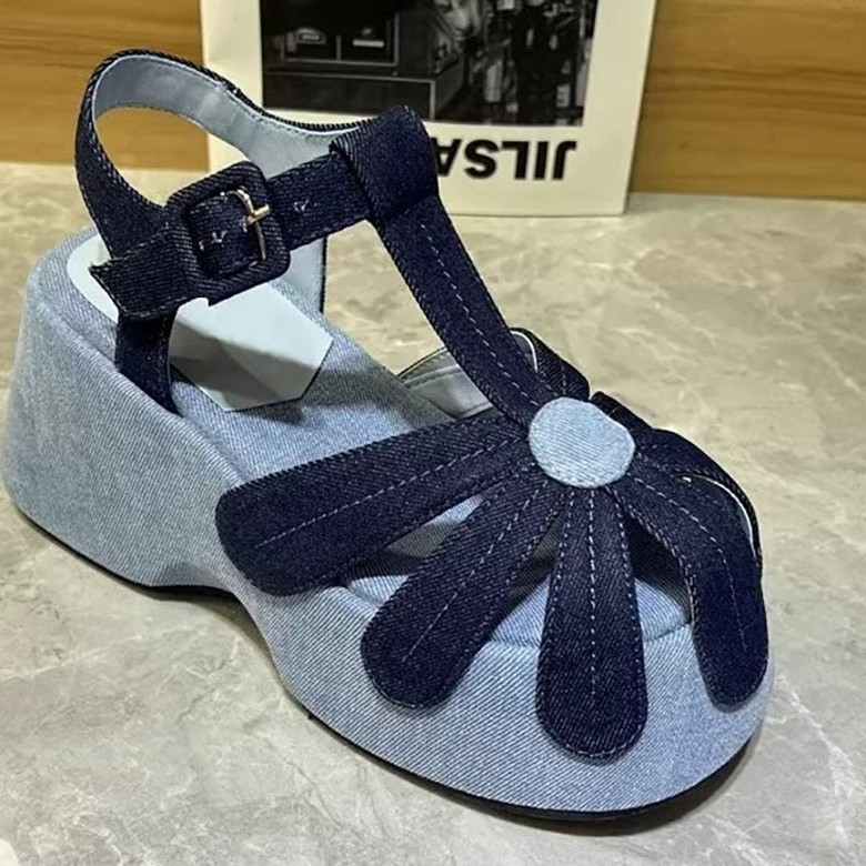 Ženske rimske sandale s denim gornjim dijelom, otvoren dizajn, platforma, kopča, ljeto 2025
