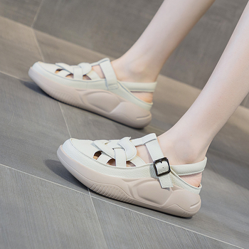 Női bőrszandál csatos záródással, kerek orrú, klinés sarok – felső rész két réteg bőrből, PU talp, könnyű és légáteresztő, 2025 nyár