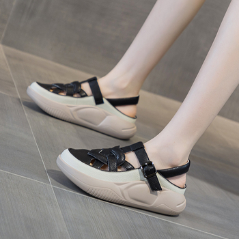 Női bőrszandál csatos záródással, kerek orrú, klinés sarok – felső rész két réteg bőrből, PU talp, könnyű és légáteresztő, 2025 nyár