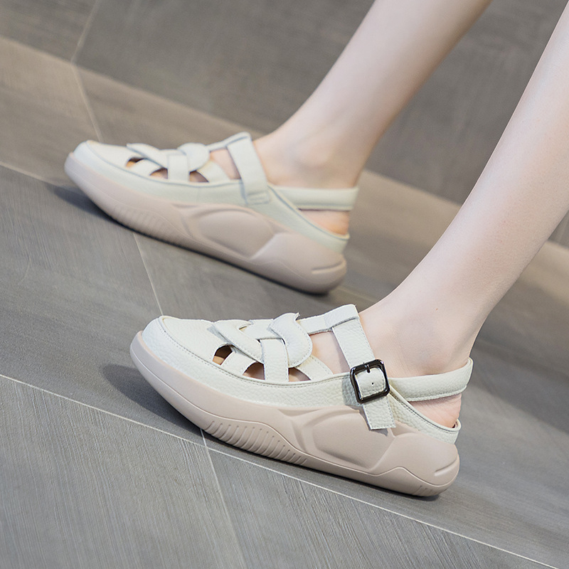 Női bőrszandál csatos záródással, kerek orrú, klinés sarok – felső rész két réteg bőrből, PU talp, könnyű és légáteresztő, 2025 nyár