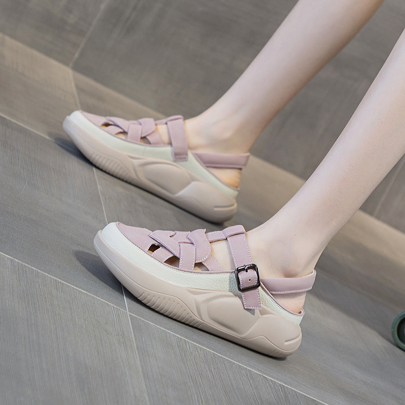 Női bőrszandál csatos záródással, kerek orrú, klinés sarok – felső rész két réteg bőrből, PU talp, könnyű és légáteresztő, 2025 nyár