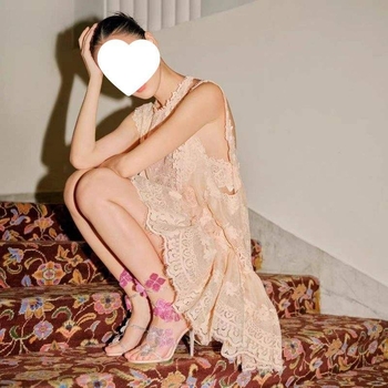 Sandale s jednim remenom, gornji dio od svile, otvoreni prsti, kopča, niski klinasti potplat, podstava od svinjske kože