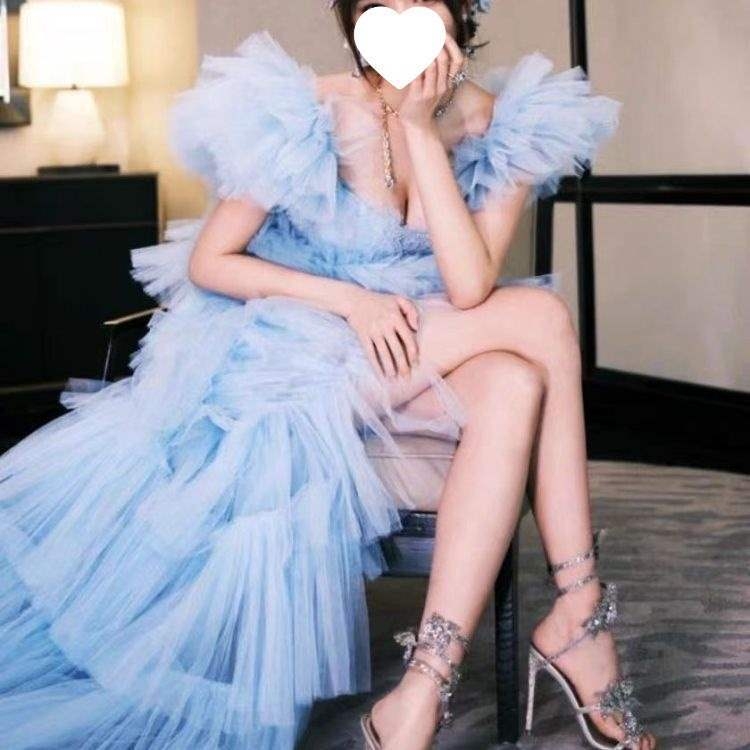 Sandale s jednim remenom, gornji dio od svile, otvoreni prsti, kopča, niski klinasti potplat, podstava od svinjske kože