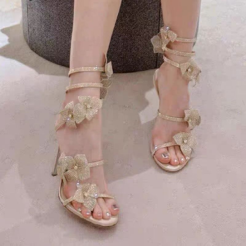 Sandale s jednim remenom, gornji dio od svile, otvoreni prsti, kopča, niski klinasti potplat, podstava od svinjske kože