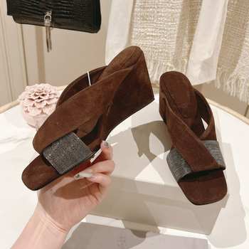 ZOE женски клиновидни сандали от естествена кожа с квадратен нос, вътрешност от овча кожа и гумирана подметка