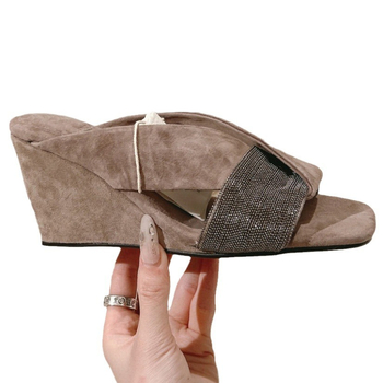 ZOE женски клиновидни сандали от естествена кожа с квадратен нос, вътрешност от овча кожа и гумирана подметка