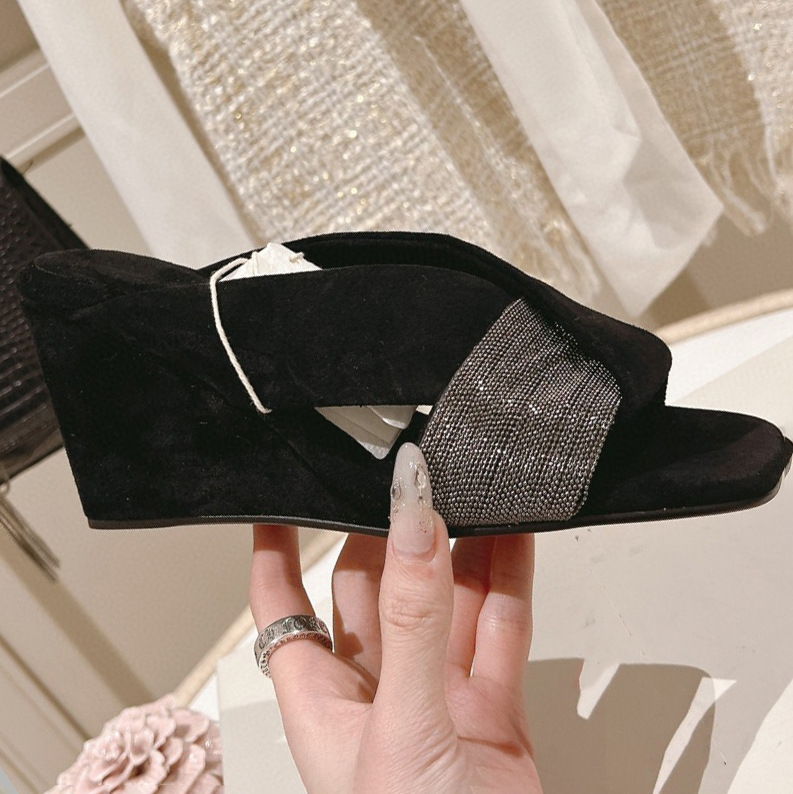 ZOE женски клиновидни сандали от естествена кожа с квадратен нос, вътрешност от овча кожа и гумирана подметка