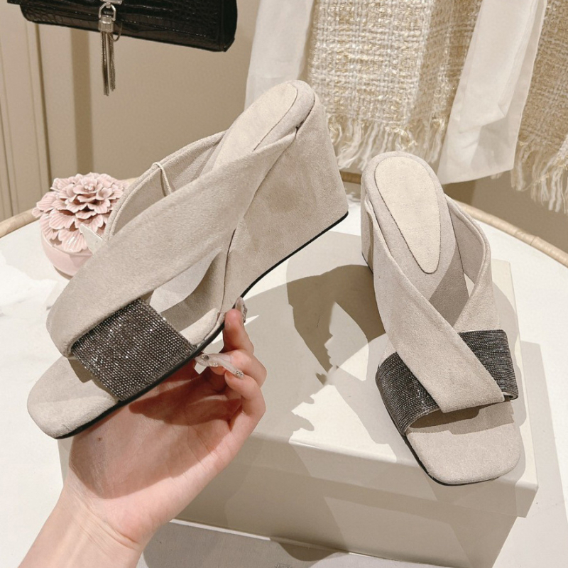 ZOE женски клиновидни сандали от естествена кожа с квадратен нос, вътрешност от овча кожа и гумирана подметка