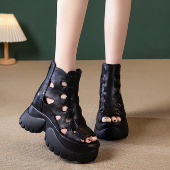 Ženske rimske sandale od prvokvalitetne teleće kože; nos prsta – riblja usta; zatvarač na stražnjoj strani; potplat: poliuretan; povećanje visine 9 cm