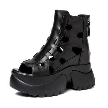 Ženske rimske sandale od prvokvalitetne teleće kože; nos prsta – riblja usta; zatvarač na stražnjoj strani; potplat: poliuretan; povećanje visine 9 cm