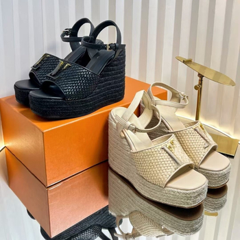 Egyszerű pántos szandál: felső anyag – felső réteg marhabőr, orrforma – halas száj, talp – gumi, belső anyag – báránybőr