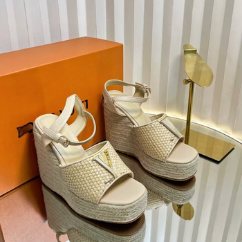 Egyszerű pántos szandál: felső anyag – felső réteg marhabőr, orrforma – halas száj, talp – gumi, belső anyag – báránybőr