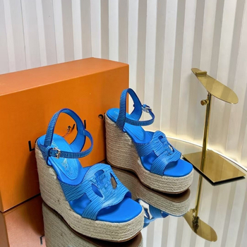 Egyszerű pántos szandál: felső anyag – felső réteg marhabőr, orrforma – halas száj, talp – gumi, belső anyag – báránybőr