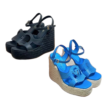 Egyszerű pántos szandál: felső anyag – felső réteg marhabőr, orrforma – halas száj, talp – gumi, belső anyag – báránybőr