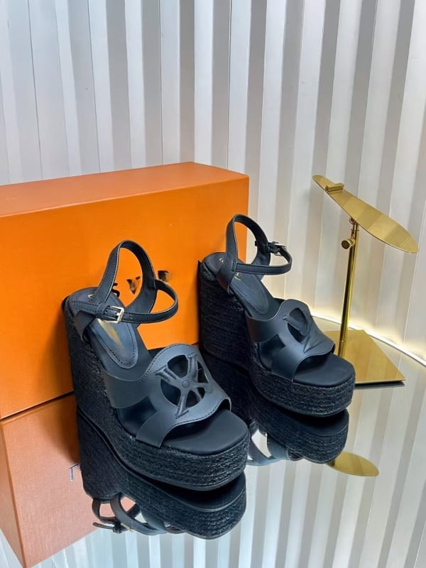 Egyszerű pántos szandál: felső anyag – felső réteg marhabőr, orrforma – halas száj, talp – gumi, belső anyag – báránybőr