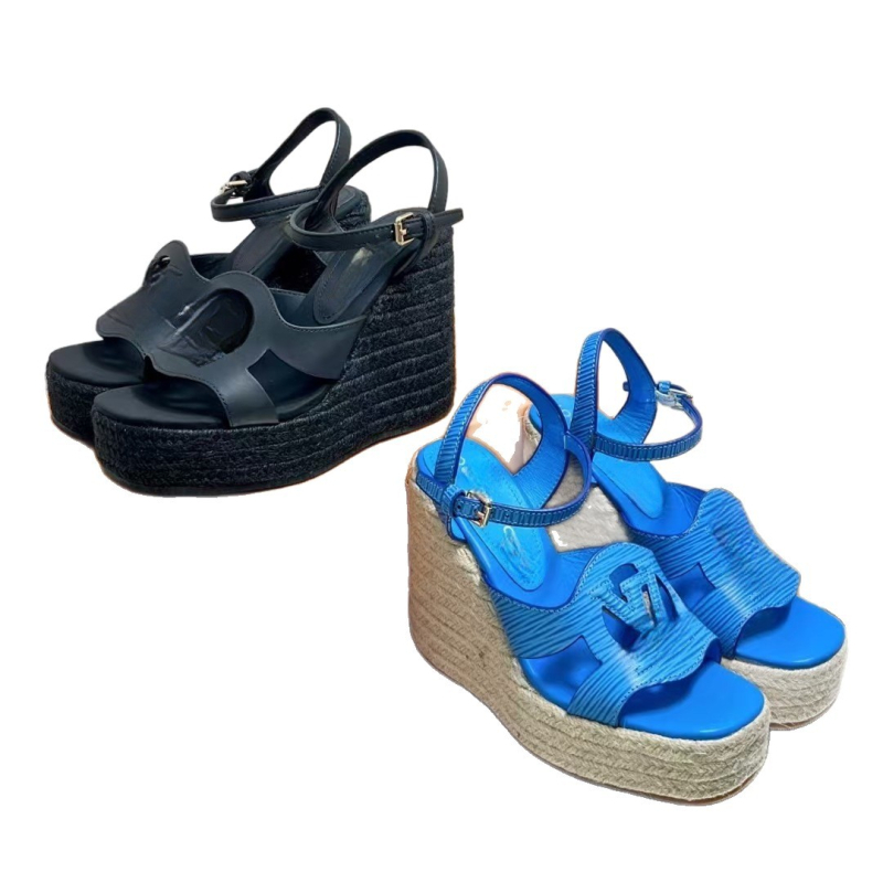 Egyszerű pántos szandál: felső anyag – felső réteg marhabőr, orrforma – halas száj, talp – gumi, belső anyag – báránybőr