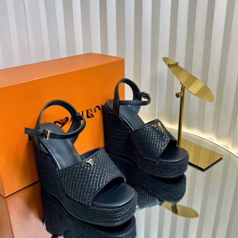 Egyszerű pántos szandál: felső anyag – felső réteg marhabőr, orrforma – halas száj, talp – gumi, belső anyag – báránybőr