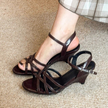 Sandale od ovčje kože s jednim remenom i izrezanim križnim remenima, okrugli vrh, klinasti potpetica 3-6 cm, retro stil s stražnjim remenom