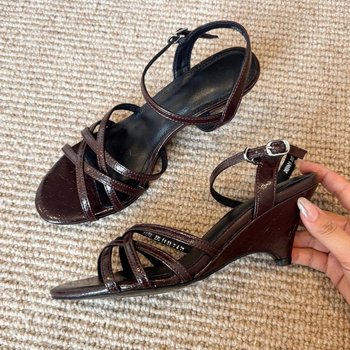 Sandale od ovčje kože s jednim remenom i izrezanim križnim remenima, okrugli vrh, klinasti potpetica 3-6 cm, retro stil s stražnjim remenom