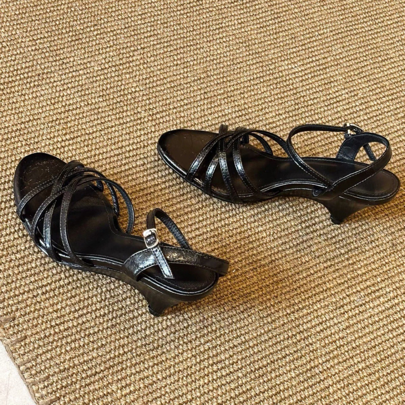 Sandale od ovčje kože s jednim remenom i izrezanim križnim remenima, okrugli vrh, klinasti potpetica 3-6 cm, retro stil s stražnjim remenom