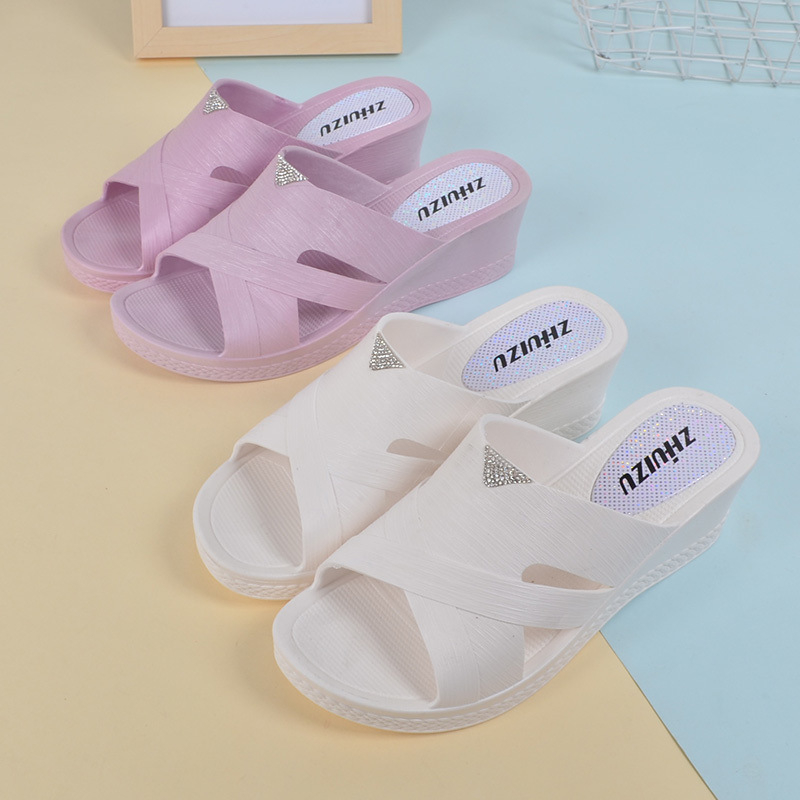 Platformske papuče s klinom, protuklizne; gornji dio od pamuka, potplat PVC, debljina potplata 0–3 cm, ploska potplata