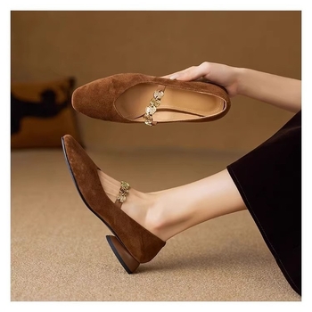 Pantofi Mary Jane, vârf pătrat, partea superioară din piele întoarsă, talpă din cauciuc, toc mic și lat