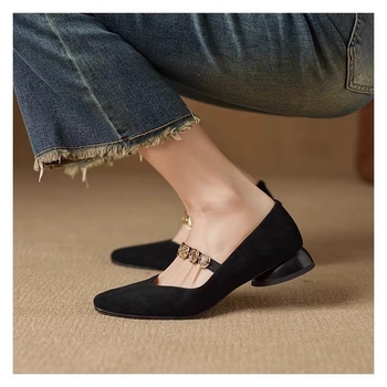 Pantofi Mary Jane, vârf pătrat, partea superioară din piele întoarsă, talpă din cauciuc, toc mic și lat