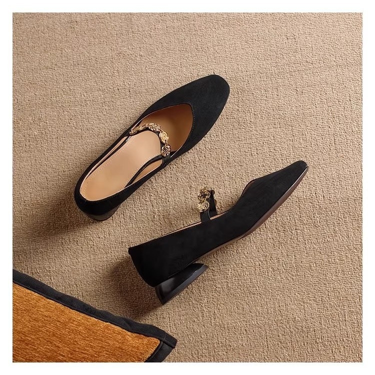 Pantofi Mary Jane, vârf pătrat, partea superioară din piele întoarsă, talpă din cauciuc, toc mic și lat