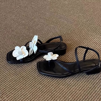 Sandale cu talpă pe platformă: partea superioară din Super Fiber, branț din piele de oaie, vârf pătrat, înălțime toc 3-6 cm, închiderea cu cataramă