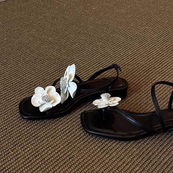 Sandale cu talpă pe platformă: partea superioară din Super Fiber, branț din piele de oaie, vârf pătrat, înălțime toc 3-6 cm, închiderea cu cataramă