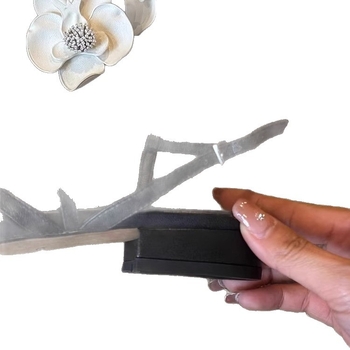 Sandale cu talpă pe platformă: partea superioară din Super Fiber, branț din piele de oaie, vârf pătrat, înălțime toc 3-6 cm, închiderea cu cataramă