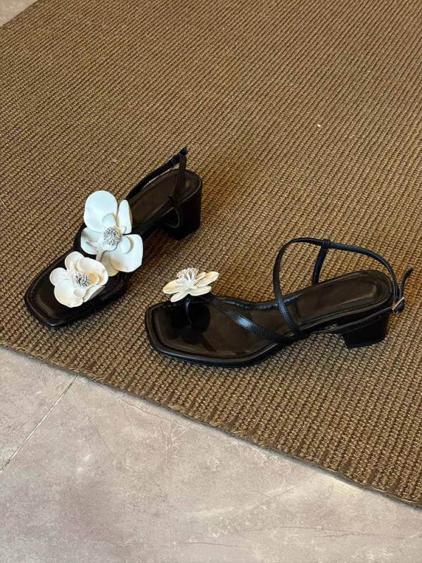 Sandale cu talpă pe platformă: partea superioară din Super Fiber, branț din piele de oaie, vârf pătrat, înălțime toc 3-6 cm, închiderea cu cataramă