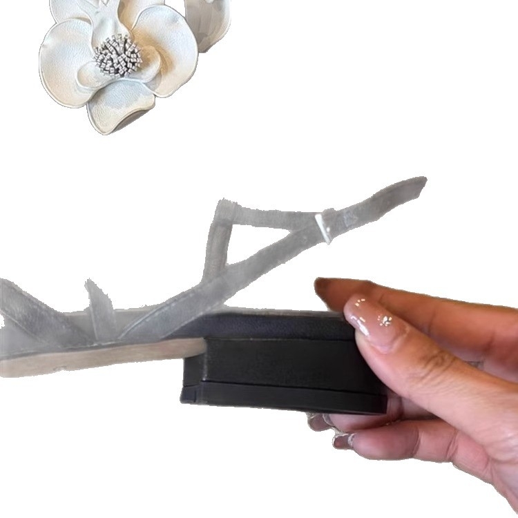 Sandale cu talpă pe platformă: partea superioară din Super Fiber, branț din piele de oaie, vârf pătrat, înălțime toc 3-6 cm, închiderea cu cataramă