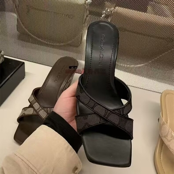 Ljetne slip-on sandale s gornjim dijelom od kože bivola, kvadratna nosnica, gumena podstava i podstava od super vlakana