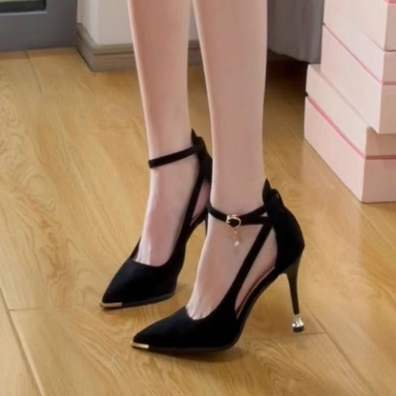 Sandale cu bretea simplă, vârf deschis, partea superioară din catifea sintetică, căptușire din piele de porc (strat secund), talpă din cauciuc, toc șa mic