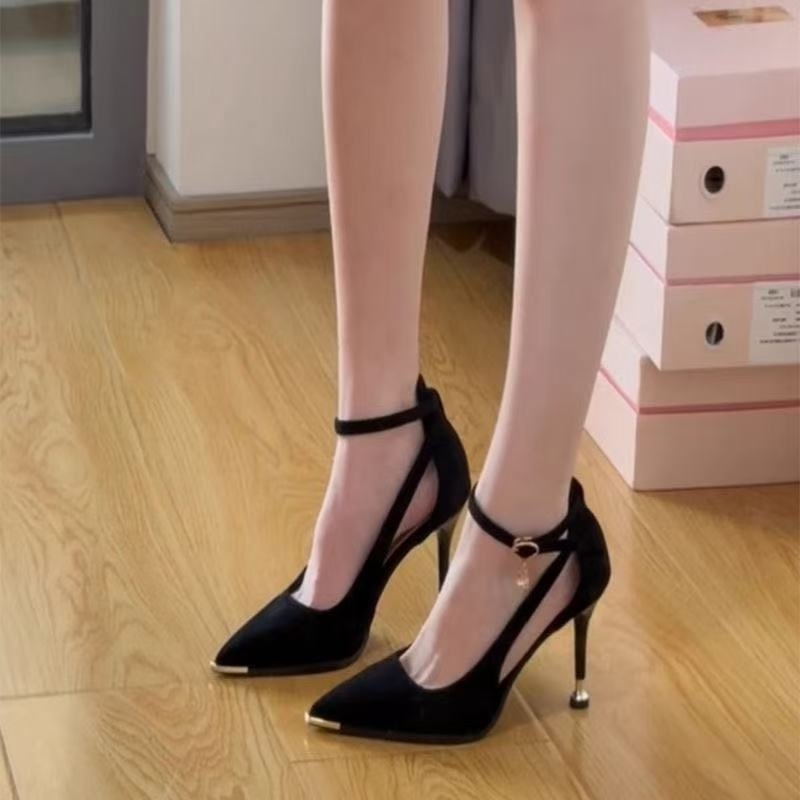 Sandale cu bretea simplă, vârf deschis, partea superioară din catifea sintetică, căptușire din piele de porc (strat secund), talpă din cauciuc, toc șa mic