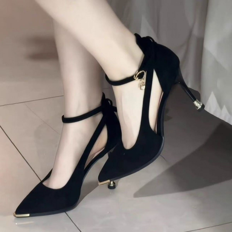 Sandale cu bretea simplă, vârf deschis, partea superioară din catifea sintetică, căptușire din piele de porc (strat secund), talpă din cauciuc, toc șa mic