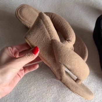 Sandale pentru femei cu vârf rotund, toc în formă de pană, partea superioară plușată, talpa din cauciuc și căptușeală din fibre superioare