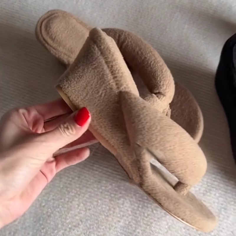 Sandale pentru femei cu vârf rotund, toc în formă de pană, partea superioară plușată, talpa din cauciuc și căptușeală din fibre superioare