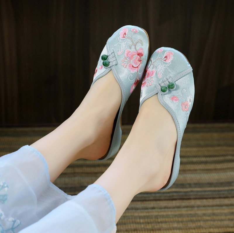 Dámske textilné topánky s výšivkou, uzavretá špička, etnický štýl, klinový podpätok, saténová vrchná časť