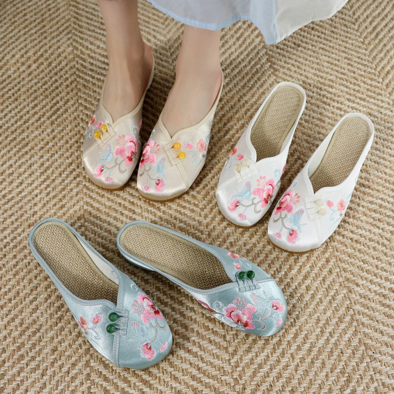 Dámske textilné topánky s výšivkou, uzavretá špička, etnický štýl, klinový podpätok, saténová vrchná časť